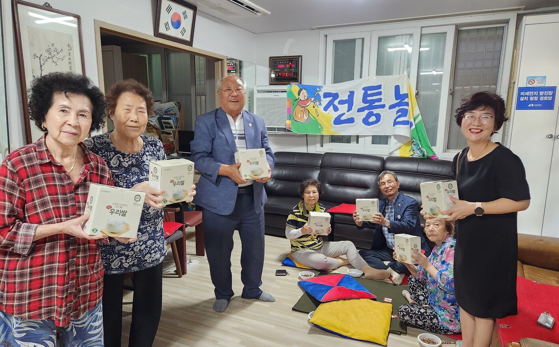 [부산일보] 수정1동 관내 경로당에 농협 기부 찹쌀 전달1