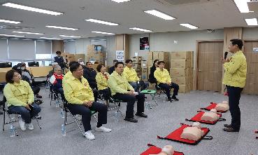 구청장, 구의원과 함께하는 심폐소생술 교육의 이미지