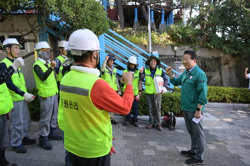 현장에서 함께하는 동구청장의 파일 이미지