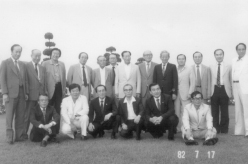 경제계 인사들과 기념촬영(1982년 여름)