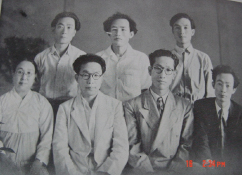 부산피난시절(1951.9, 왼편부터 김말봉, 유치환, 한 사람 건너 조연현, 윗줄 왼편에 김광주, 김동리)