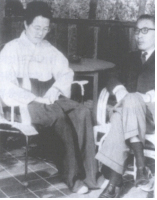 과도정부 수반 재직시 부인과 함께