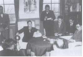 사회부장관 재직시 기자회견 모습(1952.03) 뒤쪽은 군경 원호장려 포스터