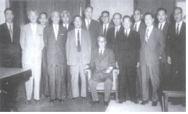 과도정부의 각료들과 함께 (가운데 의자에 허정, 왼쩍부터 전택보 상공, 권승렬 법무, 이종찬 국방, 이병도 문교, 전예홍 부흥부 장관)