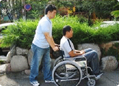 휠체어를 밀어줄 때는 천천히 밀어주고 어디로 가기를 원하는 지 물어본 후 밀기 시작합니다.